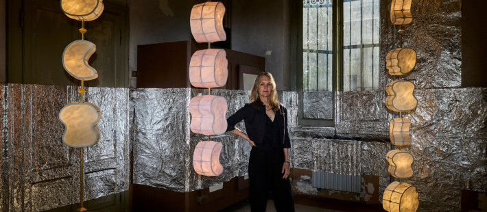 Η σχεδιάστρια και καλλιτέχνιδα Andrea Claire μιλά στο GLOW.GR για την εντυπωσιακή εγκατάστασή της στη Milan Design Week, αφιερωμένη στη μαγεία του φωτός