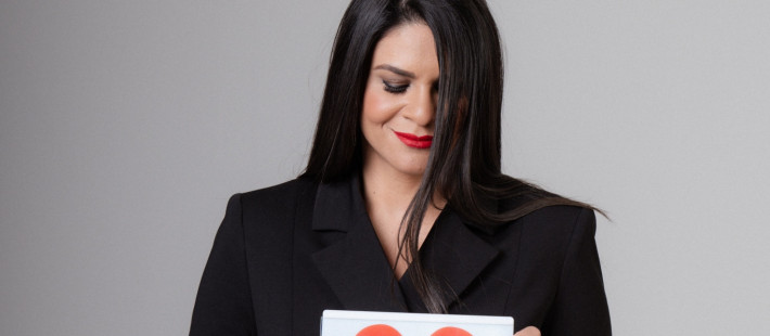 SKG Stories: Η Τίνα Μιχαηλίδου φέρνει την αυθεντικότητα στο επίκεντρο των συνεντεύξεών της σε μια εποχή όπου η εικόνα προηγείται της ουσίας