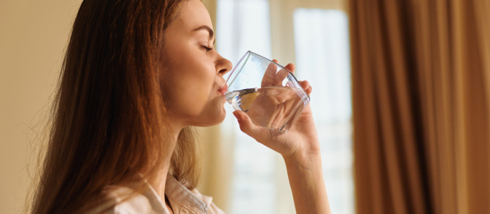 Τι πραγματικά συμβαίνει στον οργανισμό μας όταν πίνουμε νερό ακριβώς πριν από τον ύπνο;