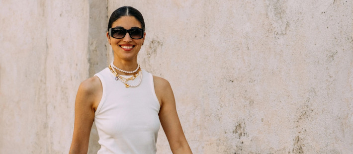Οι fashion approved τρόποι για να εντάξετε τα λευκά tank tops στις εμφανίσεις σας