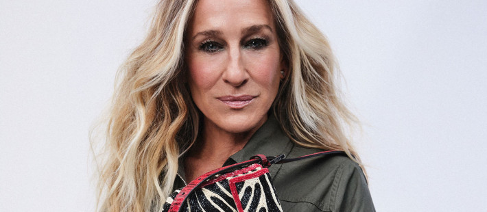 Η Sarah Jessica Parker γίνεται το πρόσωπο της Fendi και αποδεικνύει γιατί η Baguette Bag αποτελεί διαχρονικό σύμβολο μόδας