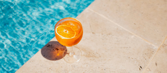 Τα 5 εύκολα και γρήγορα summer cocktails που θα απογειώσουν τις στιγμές σας σε σπίτι και παραλία