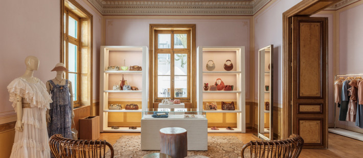 Η Kalogirou εγκαινιάζει το νέο concept store της στη Μύκονο, δίνοντας ζωή στην ιστορική Οικία Βενιέρη