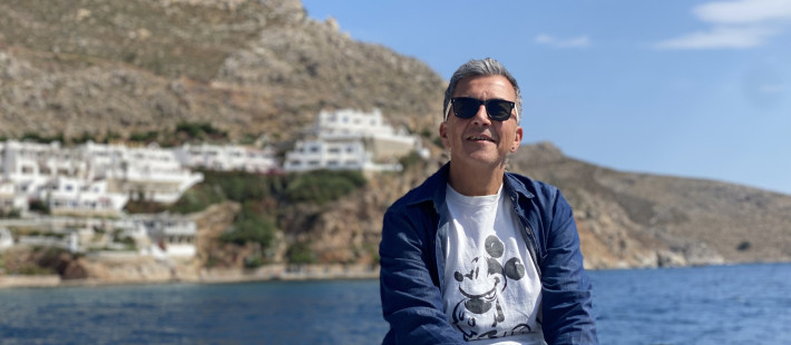 The Village Voice: Ο Κωστής Ζαφειράκης συμπλήρωσε τα 100 επεισόδια του «Κυριακή στο χωριό ξανά»