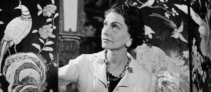 Coco Chanel: Σαν σήμερα γεννήθηκε η γυναίκα που καθόρισε τη μόδα