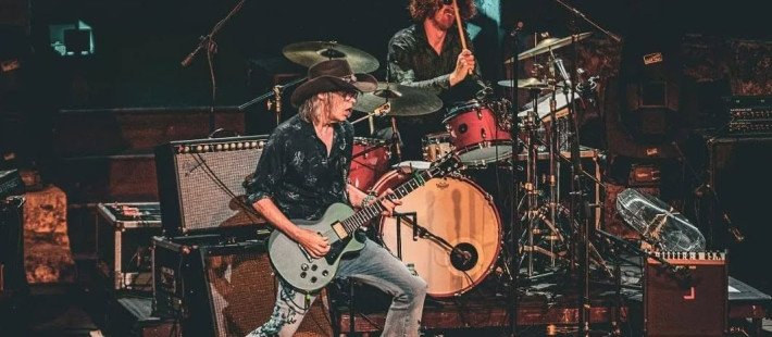 The Waterboys στο Sani Festival 2026: Η ιστορία της θρυλικής μπάντας που άλλαξε τη βρετανική rock
