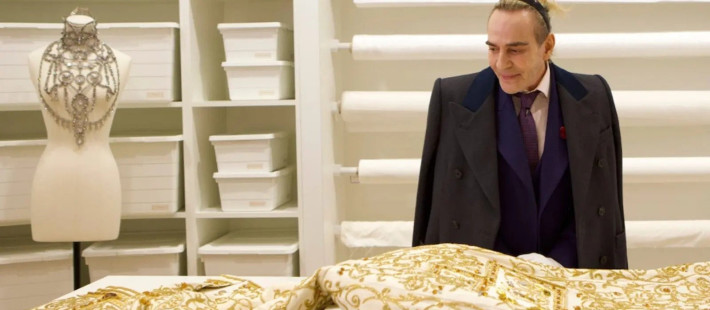 Met Gala 2027: Γιατί η επιλογή του John Galliano έχει ήδη διχάσει τον κόσμο της μόδας;