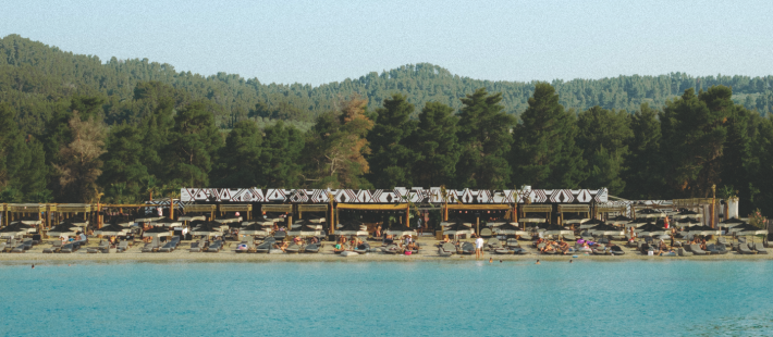 Casa Mersedes: Η μοναδική all-day εμπειρία στη Χαλκιδική με φόντο το απέραντο γαλάζιο