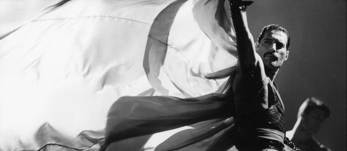 Το Victoria & Albert Museum του Λονδίνου φέρνει ξανά στη σκηνή τον Freddie Mercury μέσα από τα πιο εμβληματικά looks του