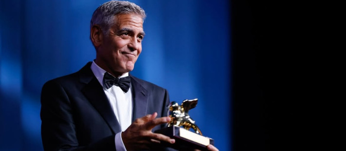 George Clooney: «Είμαι 65 και όλα είναι λίγο μελαγχολικά» - Το χιούμορ, η φθορά του χρόνου και η ελευθερία που υπερασπίστηκε στη Βενετία