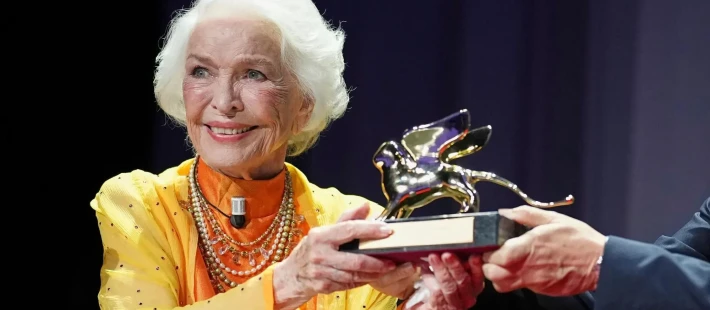Στα 93 της, η ηθοποιός Ellen Burstyn αποδεικνύει ότι η ηλικία είναι απλώς ένας αριθμός