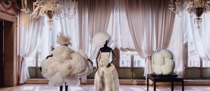 Η Fondazione Dries Van Noten παρουσιάζει το πρώτο της βιβλίο, ενώνοντας τη μόδα, την τέχνη, το design και τη χειροτεχνία