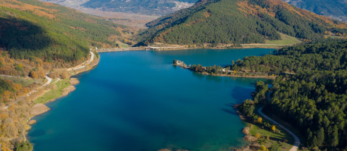 Αφήνοντας πίσω τη θάλασσα: Οι 5 λίμνες στην Ελλάδα που αποτελούν το πιο ιδανικό escape του φθινοπώρου