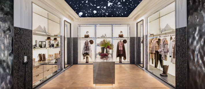 Ο οίκος Moncler άνοιξε στη Νέα Υόρκη το μεγαλύτερο κατάστημά του παγκοσμίως, μετατρέποντας το shopping σε μία immersive εμπειρία