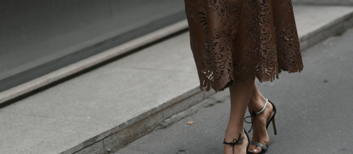 4 cool τρόποι να φορέσουμε τη midi skirt το φθινόπωρο
