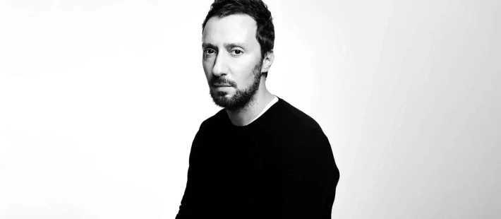 Ο Anthony Vaccarello αποχωρεί από τον Saint Laurent - αυτά είναι τα highlights μιας δεκαετίας που άφησε εποχή