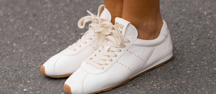 Λευκά sneakers: Πώς θα τα διατηρήσετε σαν καινούρια