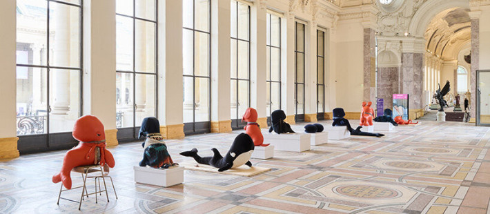 Τα λούτρινα πλάσματα της Cosima von Bonin κατακτούν το Petit Palais στο πλάισιο της Art Basel Paris