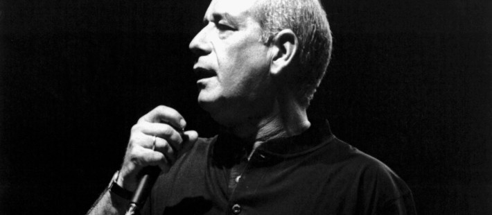Δημήτρης Μητροπάνος: Ο άνθρωπος που συνδέθηκε τόσο πολύ με τη Θεσσαλονίκη μέσα από τη μυθική μουσική πορεία του