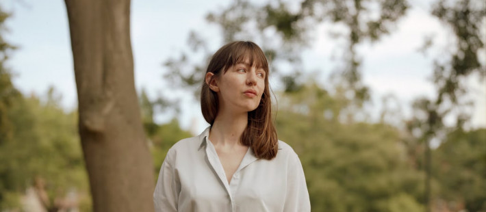 Sally Rooney: Γιατί τα βιβλία της αποσύρονται από τη Βρετανία και ποιοι διάσημοι στέκονται στο πλευρό της;