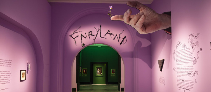 Η έκθεση “Fairyland: Love and Legends” του Tim Walker στο Λονδίνο γιορτάζει την queer ιστορία μέσα από 250 φωτογραφικά πορτρέτα