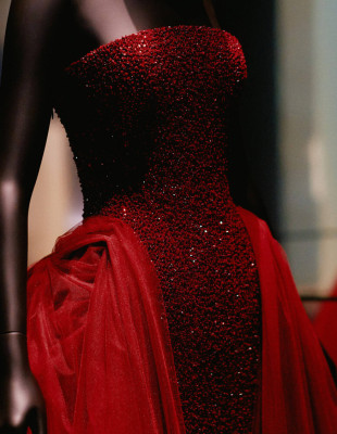 Μια ματιά στον σουρεαλιστικό κόσμο της Elsa Schiaparelli