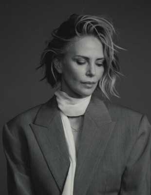 «Ήταν πολύ εμφανές ότι θα μας σκότωνε»: Η Charlize Theron μίλησε ανοιχτά για το οικογενειακό τραύμα που τη σημάδεψε