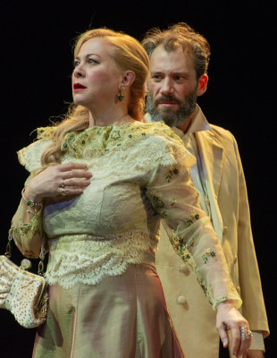 Face to Face με τη Γιολάντα Μπαλαούρα: «Η καθημερινότητα μας είναι ο πόλεμος και η αδιαφορία για αυτό που συμβαίνει γύρω μας»