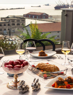 Δεν έχετε προγραμματίσει ακόμα το αναστάσιμο και το πασχαλινό σας γεύμα; Τα ξενοδοχεία της Θεσσαλονίκης όπου θα τα απολαύσετε