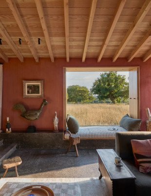 Η σύγχρονη εξοχική κατοικία στην αγγλική ύπαιθρο που «γεννιέται» μέσα από τη γη και συνδέεται με το περιβάλλον