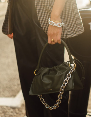 Οι minimal τσάντες που θα χαρίσουν expensive looking αισθητική στα πιο απλά σας σύνολα