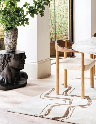 Τα απαραίτητα βήματα για να καθαρίσετε σωστά τα χαλιά σας πριν τα αποθηκεύσετε για το καλοκαίρι