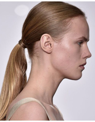 Έτσι θα αναβαθμίσετε ένα κλασικό ponytail με τον πιο εύκολο τρόπο