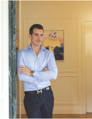 Στο αθηναϊκό διαμέρισμα του Άρη Λεφάκη, η Αρχιτεκτονική και η Τέχνη συνυπάρχουν σε έναν χώρο με έντονη αισθητική ταυτότητα