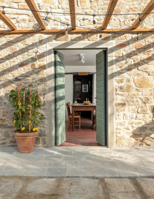 Το πέτρινο σπίτι στην Τοσκάνη που μεταμορφώθηκε σε μια σύγχρονη εξοχική κατοικία με αυθεντικά υλικά και rustic στοιχεία