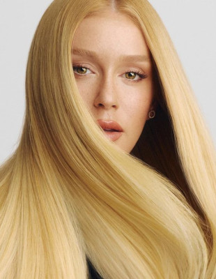 Πώς να ισιώσετε τα σγουρά μαλλιά σας χωρίς να φριζάρουν για ένα effortless look