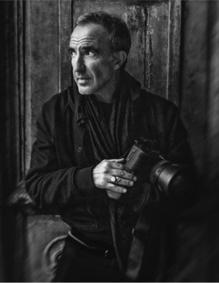 Les Grands Âges: Ο Νίκος Αλιάγας σε συνεργασία με τον Samuel Pavard παρουσιάζουν μια τρυφερή έκθεση φωτογραφίας στο Παρίσι, αφιερωμένη στο αποτύπωμα που αφήνει ο χρόνος στον άνθρωπο