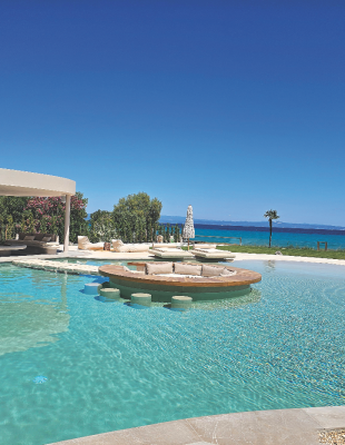 Πώς η σωστή διαμόρφωση μιας πισίνας μπορεί να ανανεώσει μια κατοικία, προσδίδοντάς της ξεχωριστή αισθητική ταυτότητα