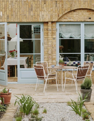 Το ζεστό σπίτι στο δυτικό Λονδίνο με τα vintage κομμάτια, τις προσωπικές ιστορίες και την ανεπιτήδευτη κομψότητα