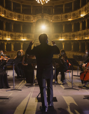 Το ορχηστρικό cover του “All the Things She Said” που αλλάζει πλήρως το διαχρονικό κομμάτι