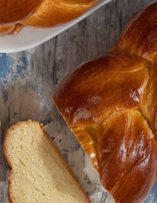 Τα πασχαλινά τσουρέκια και πώς θα τα φτιάξετε βήμα-βήμα