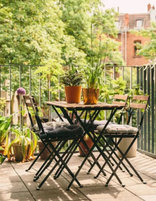 Μικρό μπαλκόνι: Οι τρόποι για να το μετατρέψετε σε έναν κομψό outdoor χώρο