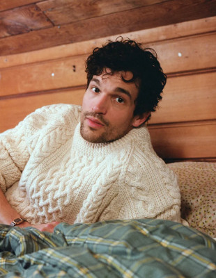 Ο Paul Anthony Kelly﻿ αποκαλύπτει τα αντικείμενα που δεν λείπουν ποτέ από τη βαλίτσα του