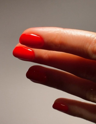 Λατρεύετε το κόκκινο μανικιούρ; Οι 5 αποχρώσεις που πρέπει να δοκιμάσετε