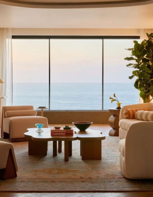 Ένα πολύχρωμο σπίτι στο Μουμπάι της Ινδίας που αναδαμιορφώθηκε και μετατράπηκε σε ψηφιδωτό αναμνήσεων