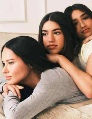 Τα μοντέλα της Victoria’s Secret φωτογραφίζονται στη νέα καμπάνια με τα παιδιά τους με αφορμή τη Γιορτή της Μητέρας