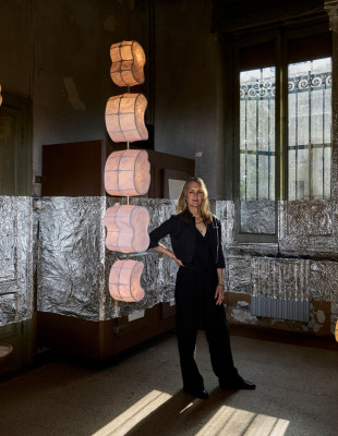 Η σχεδιάστρια και καλλιτέχνιδα Andrea Claire μιλά στο GLOW.GR για την εντυπωσιακή εγκατάστασή της στη Milan Design Week, αφιερωμένη στη μαγεία του φωτός