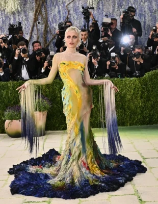 Τα art-inspired looks του Met Gala και οι celebrities που μετέτρεψαν το κόκκινο χαλί σε μουσείο