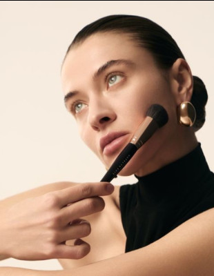 Πινέλο ή σφουγγαράκι; Τελικά με ποιον τρόπο εφαρμόζεται πιο άψογα το foundation;