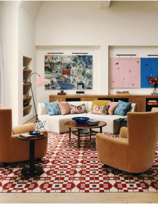 Το σπίτι στο δυτικό Λονδίνο με τη layered κομψότητα, τα ιδιαίτερα υφάσματα και το διαχρονικό design